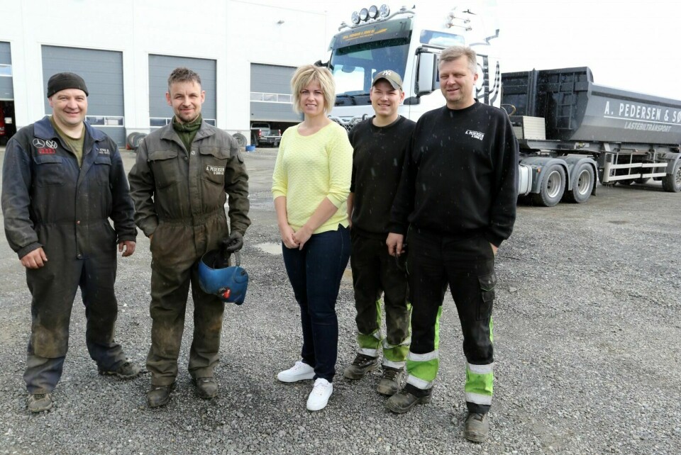 NOEN FÅ: Hans Petter Pedersen (t.h.) med noen få av sine ansatte i bedriften. Foto: Ivar Løvland