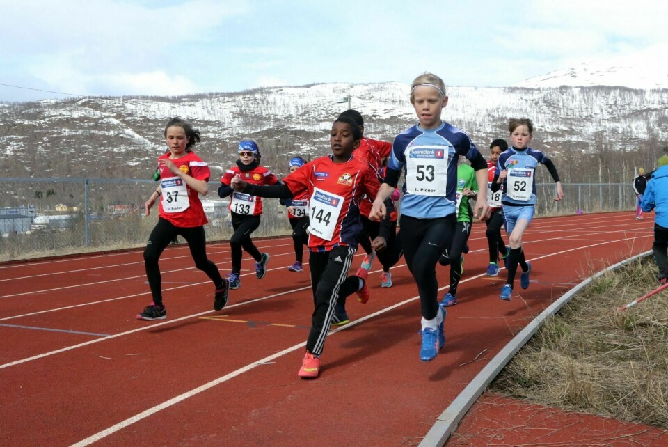 UNGE PÅ START: Det er 30 rekrutter påmeldt til helgas åpningssetevne i friidrett på Pioner-banen. Foto: Ivar Løvland