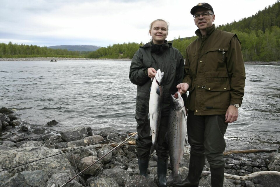 FANGST: Christina (17) og Hårek Gamst (50) poserer med fangsten. Foto: Torbjørn Kosmo