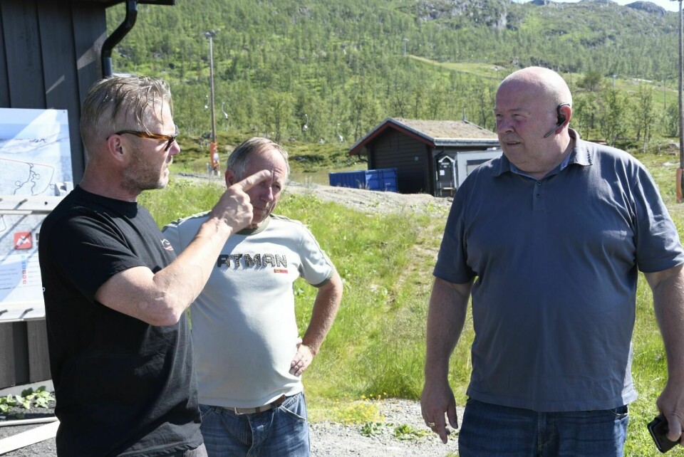 DISKUTERER: Per Christian Håveødegård, Per Broen og Jan Helge Nilssen diskuterer praktiske ting. Foto: Torbjørn Kosmo