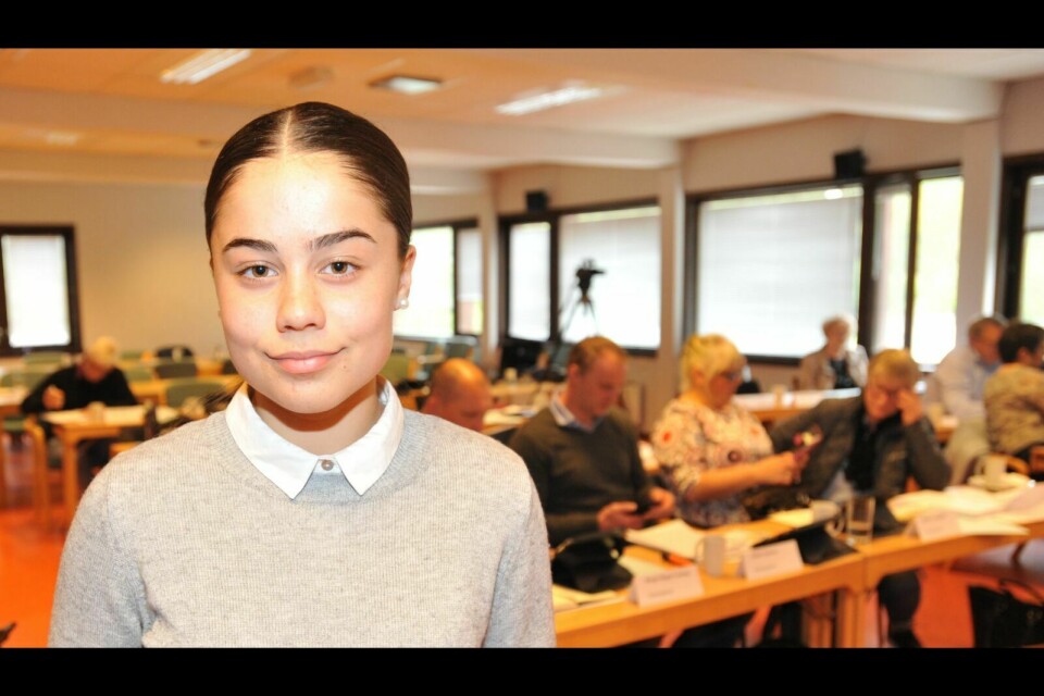 POLITISK INTERESSERT: Aurora Wibe fikk fri fra skolen for å følge med på debattene under onsdagens kommunestyre. 13-åringen synes flere unge burde sette seg inn i politikk. Foto: Malin Cerense Straumsnes