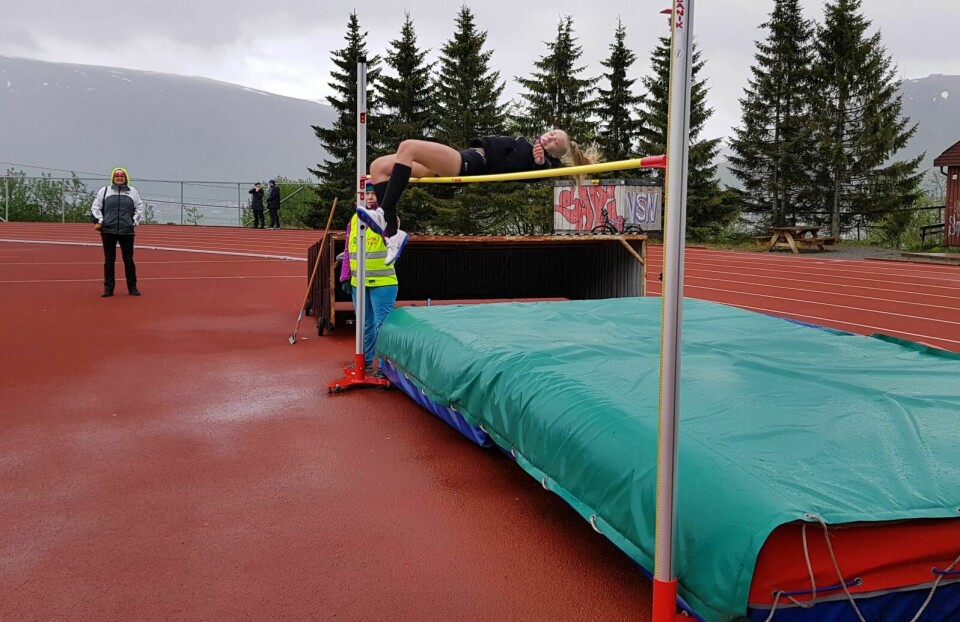 OVER: Her går Marie Brekke over 1,65 meter i første forsøk. Foto: Ivar Løvland