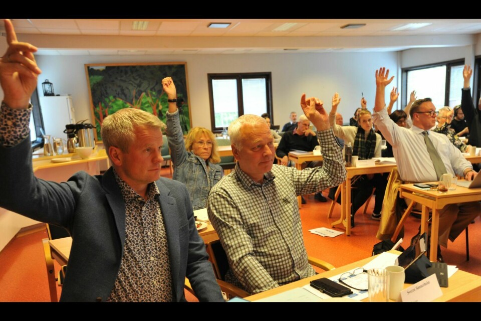 JA TIL FAST DEKKE: Martin Nymo (t.v.) og hans Høyre-kolleger la frem et forslag om å inkludere volleyballbanen til Bardufoss ungdomsskole i arbeidet med å sikre leekapparater i kommunen. Et lite flertall stemte for forslaget. Foto: Malin Cerense Straumsnes