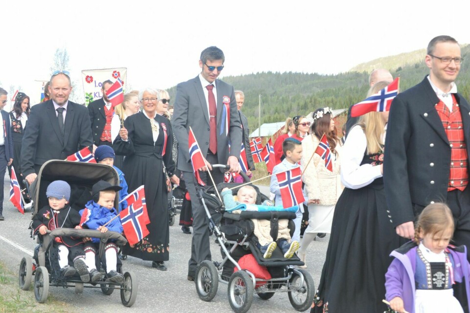 BLIR FLERE: 17. mai var mange ute for å feire i Målselv. Nå viser også statistikken at folketallet øker i kommunen. Foto: Gjermund Nilssen