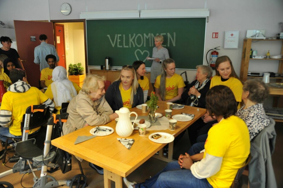 GOD STEMNING: Kake, kaffe og gode samtaler mellom elever og eldre. Foto: Fredrikke Fjellberg Moldenæs