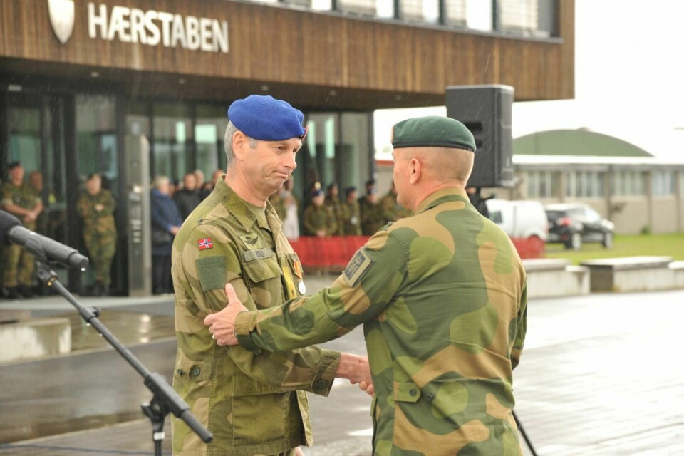 HEDRET MED MEDALJE: Den nå avtroppede brigadesjefen, Eldar Berli, ble takket av og hedret med medalje av Hærens øverste sjef. Foto: Kari Anne Skoglund