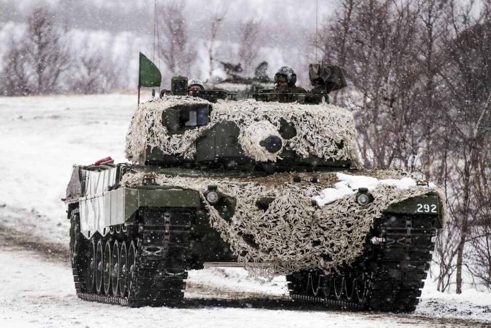 UTDATERT: Denne stridsvognen, en Leopard 2A4, må Norge oppgradere før 2024, mener NATO. Her fotografert under skarpskyting på Joint Viking 2015 i Finnmark. Foto: Mats Tveraaen / Forsvarets mediesenter / NTB scanpix