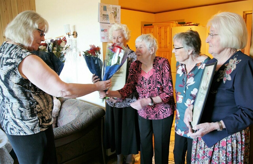UTDELING: Leder Mai-Lis Kristoffersen (t.v.) benyttet anledninga til å gratulere Karoline Andersen og Magnhild Bøe Simonsen (i midten) med 91- og snart 90-årsdag. Foto: Lill-Karin Elvestad