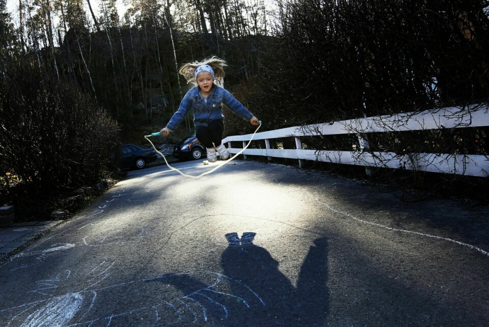 VÅRAKTIVITET: Marie Mørkeberg Poppe nyter det fine vårværet med hoppetau og joggesko på bar asfalt. Foto: Cornelius Poppe / Scanpix