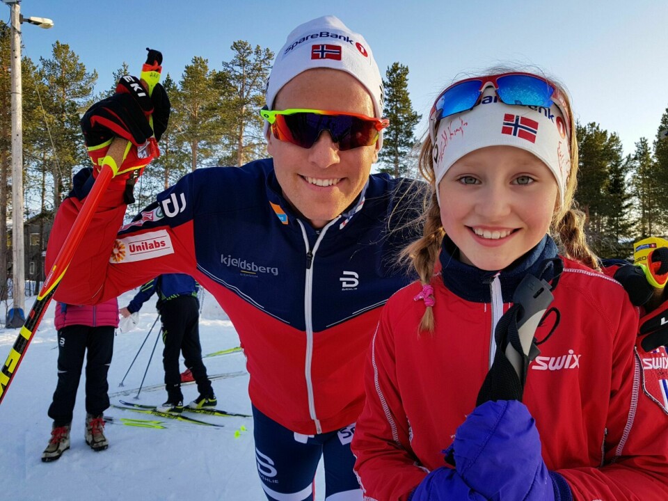 STAS: 9 år gamle Ida Marie Segtnan Sivertsen synes det var stas å gå renn i Bardu sammen med verdens- og olympisk stafettmester Didrik Tønseth. Foto: Ivar Løvland