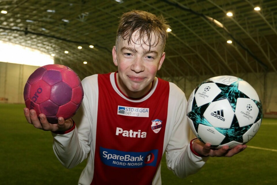 MYE BALL: Det blir enten håndball eller fotball for Jesper Simonsen i framtida. Foto: Ivar Løvland