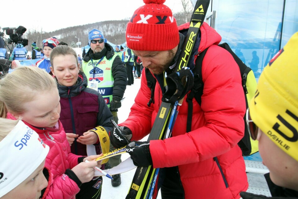 TAR SEG TID: Tord Asle Gjerdalen tar seg god tid til å gi unge skientusiaster autografen sin. Foto: Ivar Løvland