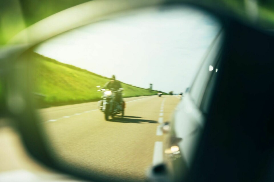SJEKK SPEIL: Motorsykkel i speil. Foto: Colourbox Tryg Forsikring