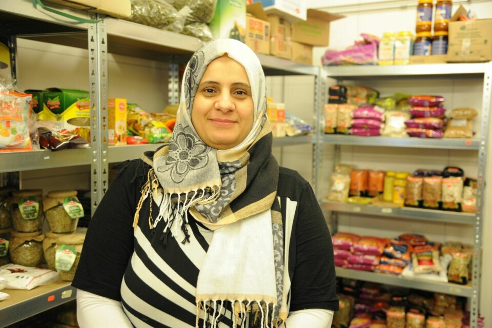 STOLT: Rana Rashdan er stolt av hva hun og familien har fått til med sin internasjonale matbutikk det siste året. Foto: Maiken Kiil Kristiansen