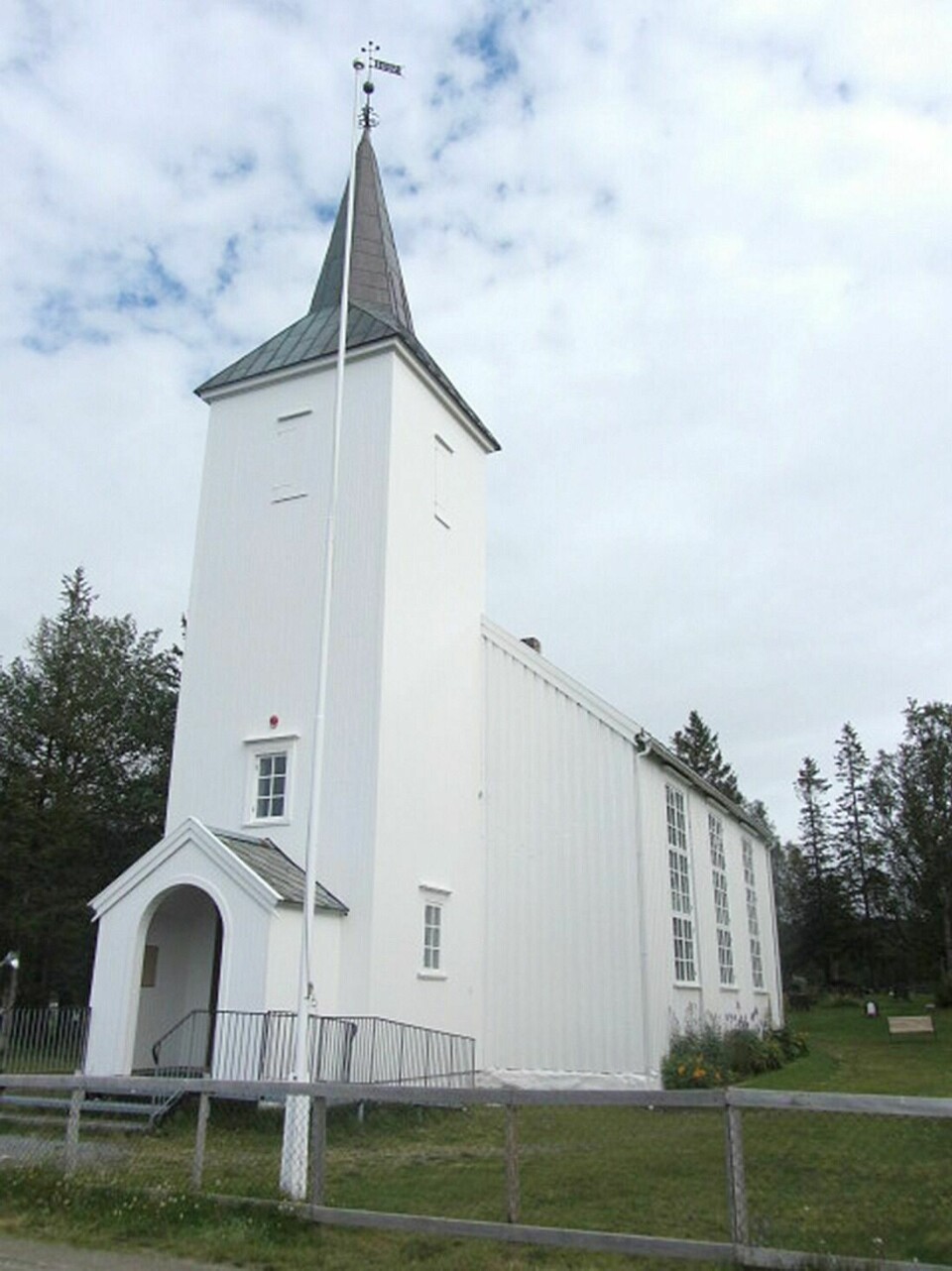ÅPNER: Malangen kirke er nå åpen etter å ha vært stengt i tre uker på grunn av frosne vannrør og kloakk. Foto: Arkiv