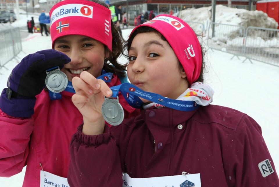 STOLT: Vidad og Nora var to av de 300 som fikk medalje etter Barnas Reistadsprint på Setermoen fredag kveld. Foto: Ivar Løvland