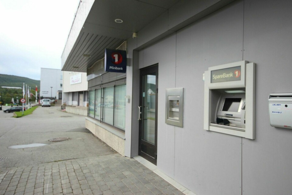 FÅR LEVE: For kort tid siden sa Sparebanken av minibanken i Bardufoss sentrum (bildet) og på Storsteinnes vil bestå i overskuelig framtid. Men selve banken skal nå legges ned. Foto: Vera Lill Bjørkhaug