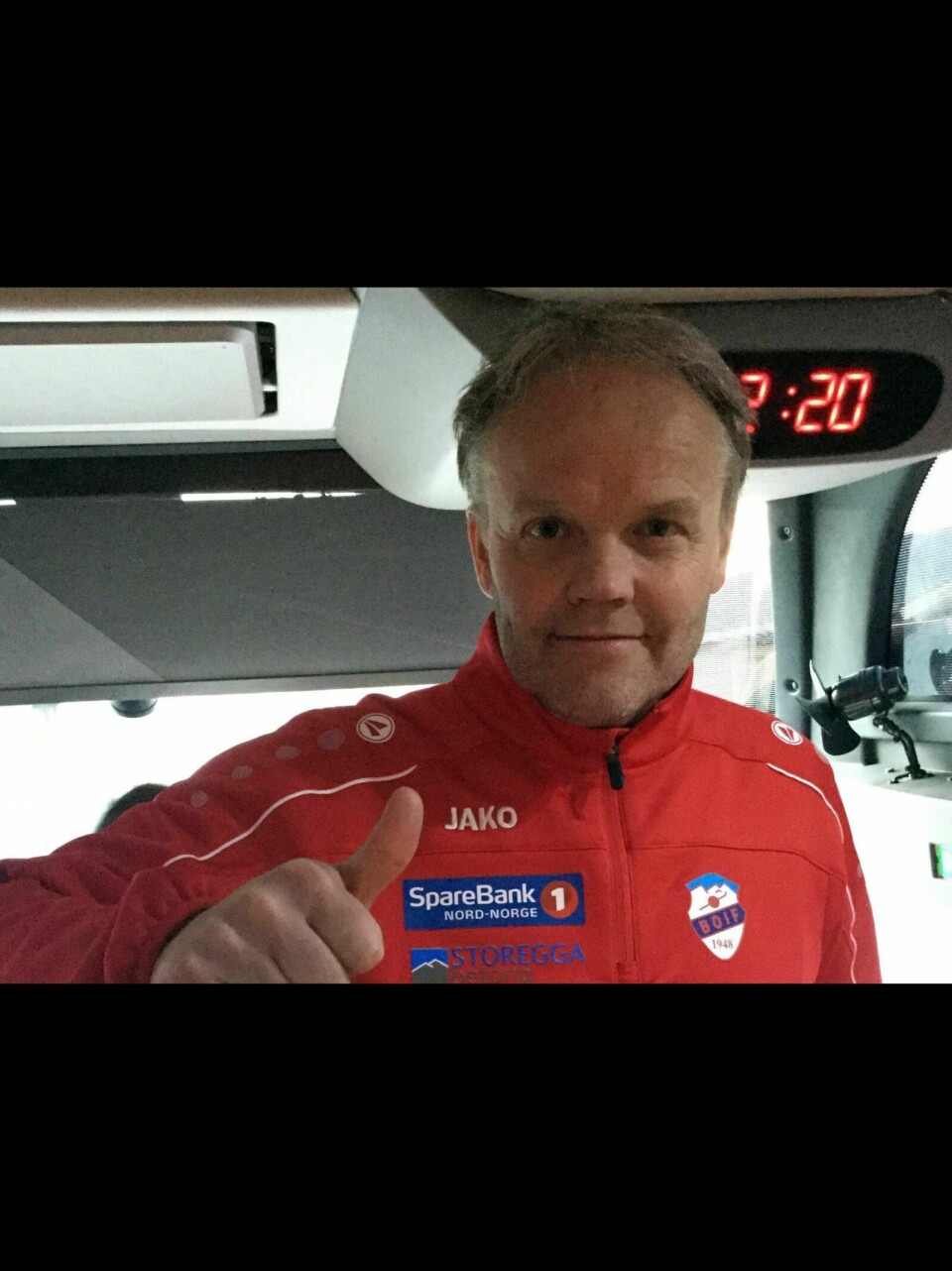 KLAR FOR TUR: Trener Tore Strømseth på bussen hjem fra Harstad torsdag kveld. Han blir gjerne med laget på en lengre bortetur i neste cuprunde. FOTO: Privat Foto: Privat