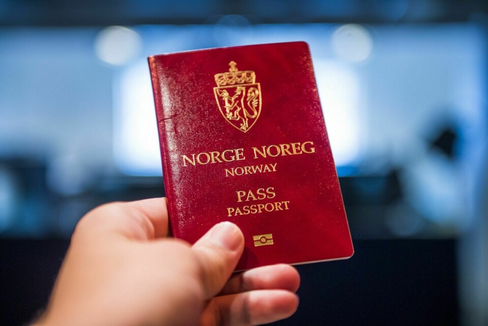 SLUTT PÅ KØ: Det skal nå bli slutt på lange køer for å søke om pass hos politiet. Foto: NTB/Scanpix