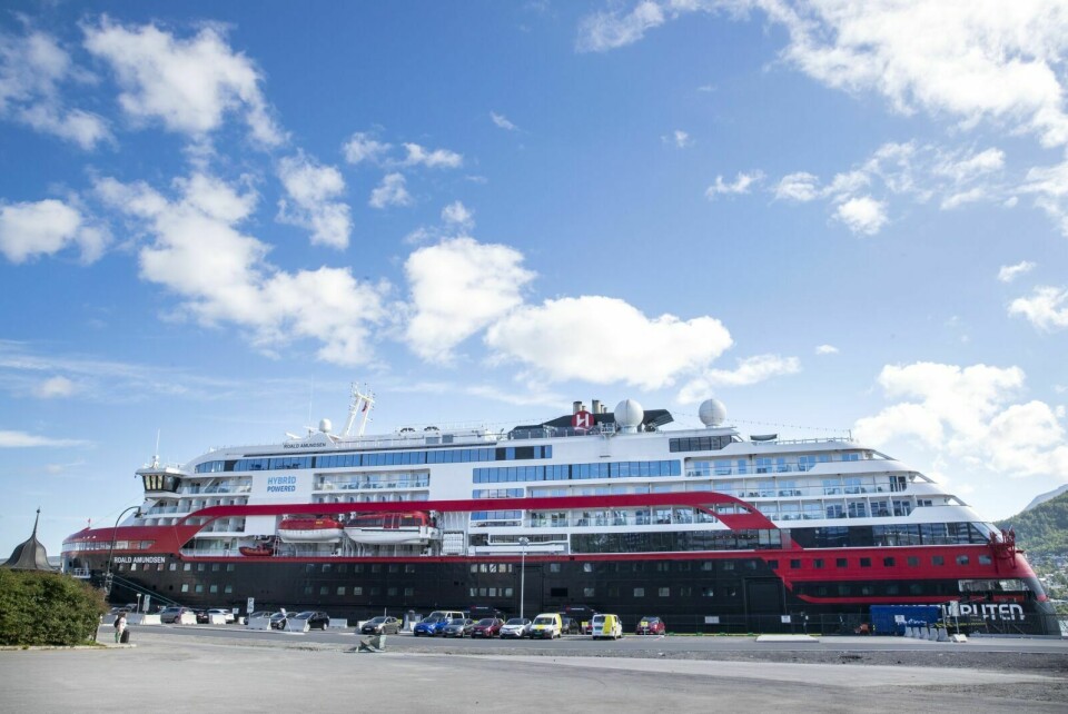 KORONAUTBRUDD: 36 besetningsmedlemmer og fire passasjerer har foreløpig testet positivt for koronaviruset etter to seilaser med Hurtigrutens skip Roald Amundsen. Foto: Terje Pedersen / NTB scanpix