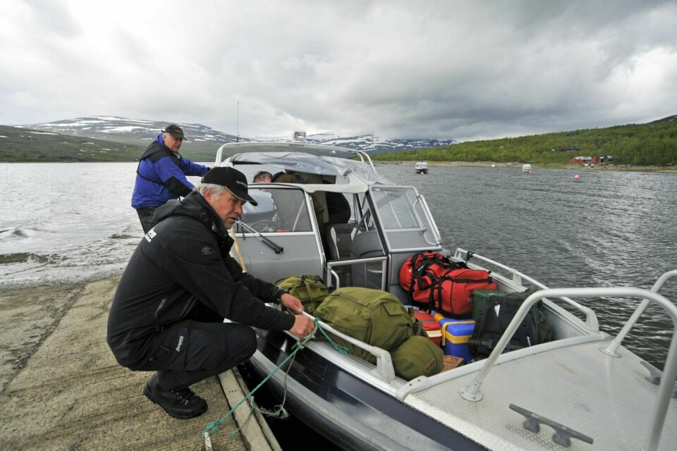 MÅTTE REPARERES: Fjorårsvinteren ble av det harde slaget for det populære båtutsettet på Altevatnet. Foto: Yngve Foshaug