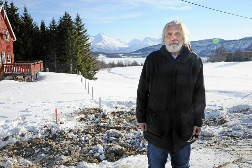 FORTVILER: Kjell Olav Riise er bosatt på Josefvatn, og han fortviler over at en vannledning ved huset hans har blitt gravd fram og liggende bar i mange minusgrader.