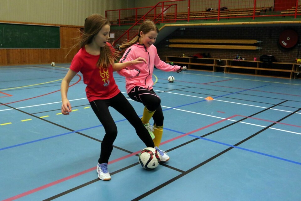 FINT UTEN GUTTER: Nora Mikkelsen og June Olsen synes det er gøy å spille med bare jenter. Foto: Ivar Løvland