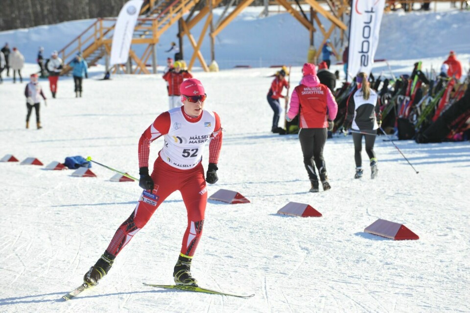 TETT LØP: Sondre Dybvik Eriksen fra Målselvs skiskyttere passerte mål bare 30 sekunder etter førstemann, men måtte nøye seg med en fjerdeplass i Gutt 15-16. Foto: Malin Cerense Straumsnes