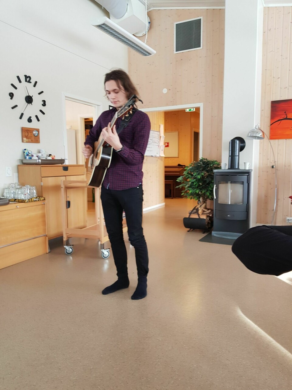 UNDERHOLDT: Eskil Løkstad Hansen er musikklærer på kulturskolen i Målselv, og sto for det musikalske innslaget under arrangementet. Foto: Privat