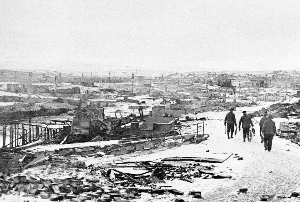 BRENT JORD: I 1944 brukte tyskerne brent jords taktikk da de forlot Finnmark. Nå er Filmcamp involvert i et filmprosjekt som omhandler den dramatiske krigshistoria. Foto: NTB/SCANPIX