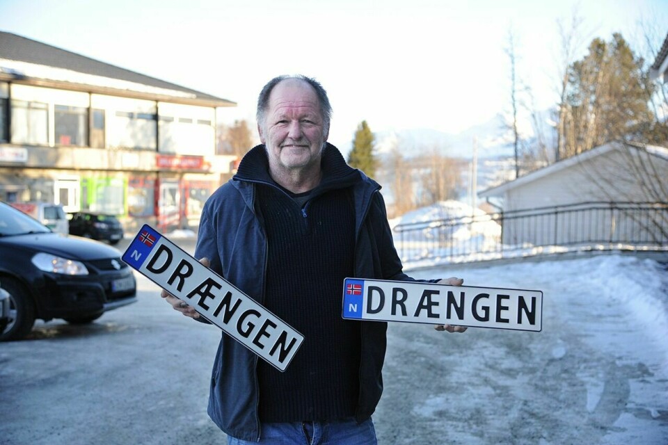 DRÆNGEN: Drengen Lars Klaus Mosli har skaffet seg kreative bilskilt, som er unike og kun for han. Foto: Maiken Kiil Kristiansen