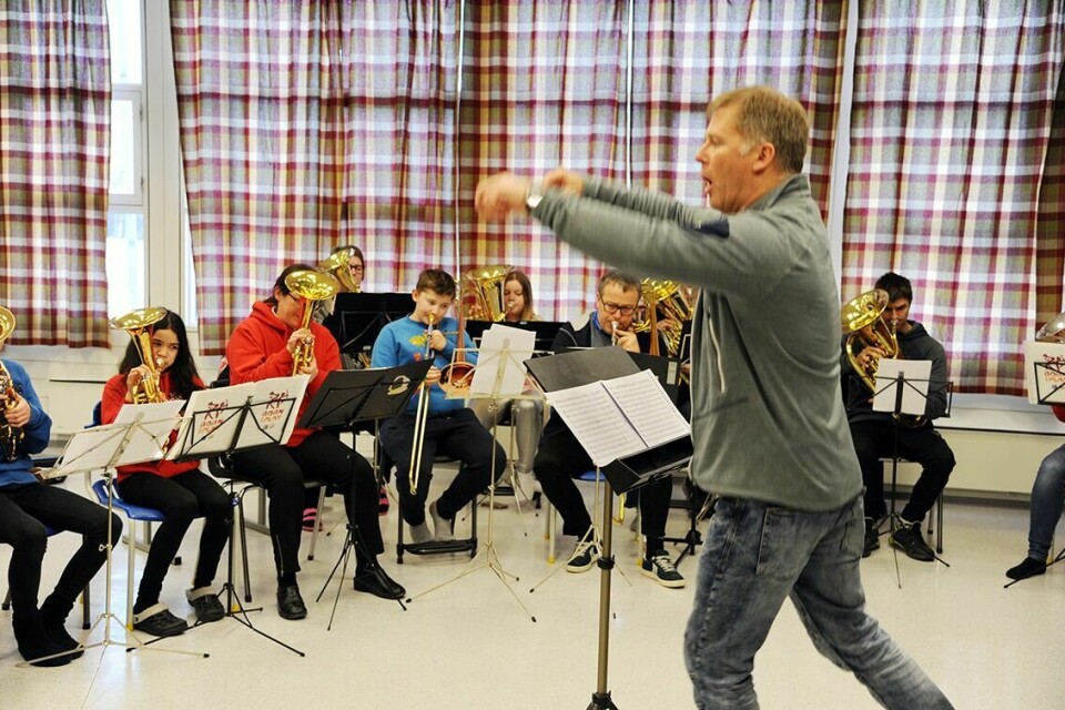 ØVING: Korpsseminaret ble brukt til å øve inn ny musikk, på tvers av korpsene. Foto: Maiken Kiil Kristiansen