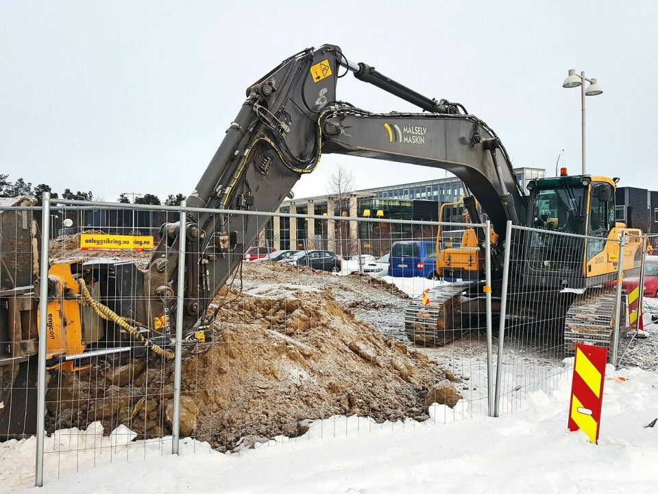 KORTREIST GRAVING: Målselv Maskin & Transport AS har i vinter hatt gravemaskiner i sving i Heggelia på oppdrag fra Forsvarsbygg. Nå ligger selskapet an til å få en ny gravekontrakt med Forsvarsbygg på Bardufoss. (Arkivfoto)