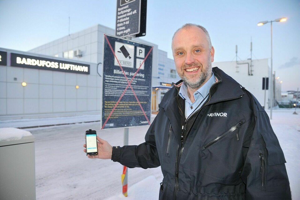 FÅR MANGE HENVENDELSER: Ikke alle er fornøyd med det nye betalingssystemet på Bardufoss lufthavn, og de ansatte har fått en god del henvendelser de to siste månedene. Lufthavnsjef Jørn Limo er uansett ikke i tvil om at dette er et system som er kommet for å bli. (Arkivfoto: Morten Kasbergsen)