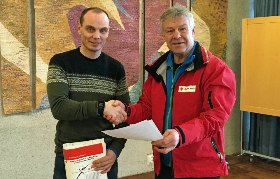 FORNYET AVTALE: Toralf Heimdal og Kjell Hanstad er på vegne av Bardu kommune og Røde Kors blitt enig om en ny samarbeidsavtale. Foto: Privat