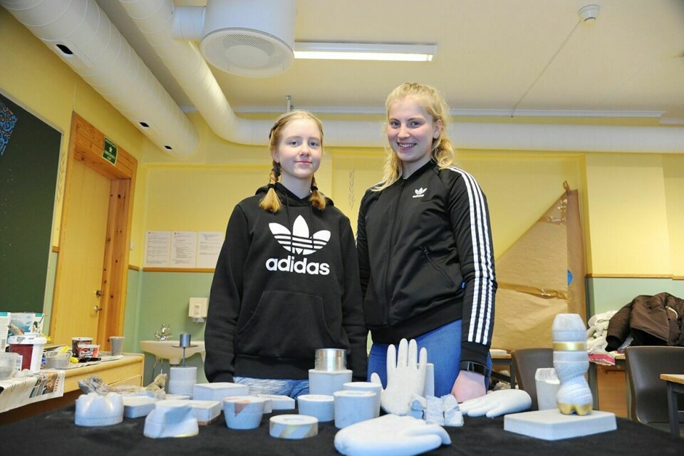 KREATIVE: Hanna Rognmo og Sara Nordli er to av de unge gründerne bak en nyoppstartet elevbedrift som lager kunst av sement. Foto: Maiken Kiil Kristiansen