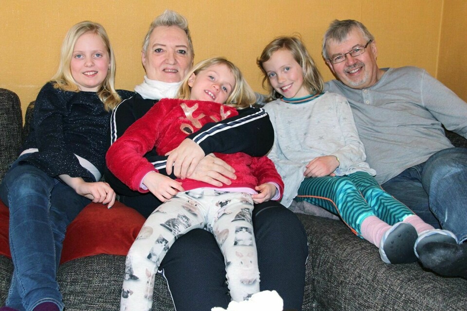 BESTEMORKOS: Ekteparet Aase og Torbjørn Løvland har stor glede av å ha barnebarna på besøk, selv om ettervirkningene av kreftsykdommen gjør at hun ikke klarer å være med på halvparten av alt hun gjerne skulle ønsket. På fanget til «mommo» sitter Jennie (6), med tvillingene Andrine (t.v.) og Alida, begge ni år på hver side. Foto: Vera Lill Bjørkhaug