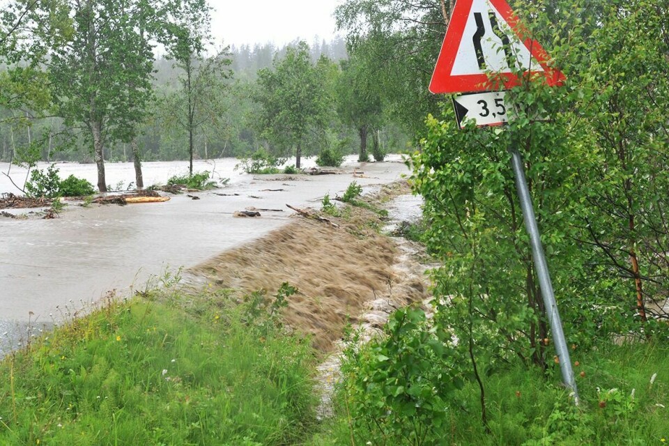 FLOM: Flommen i Målselv i 2012. Her ved  Alapmoveien ved Jutulstad. (Arkivfoto: Terje Tverås)