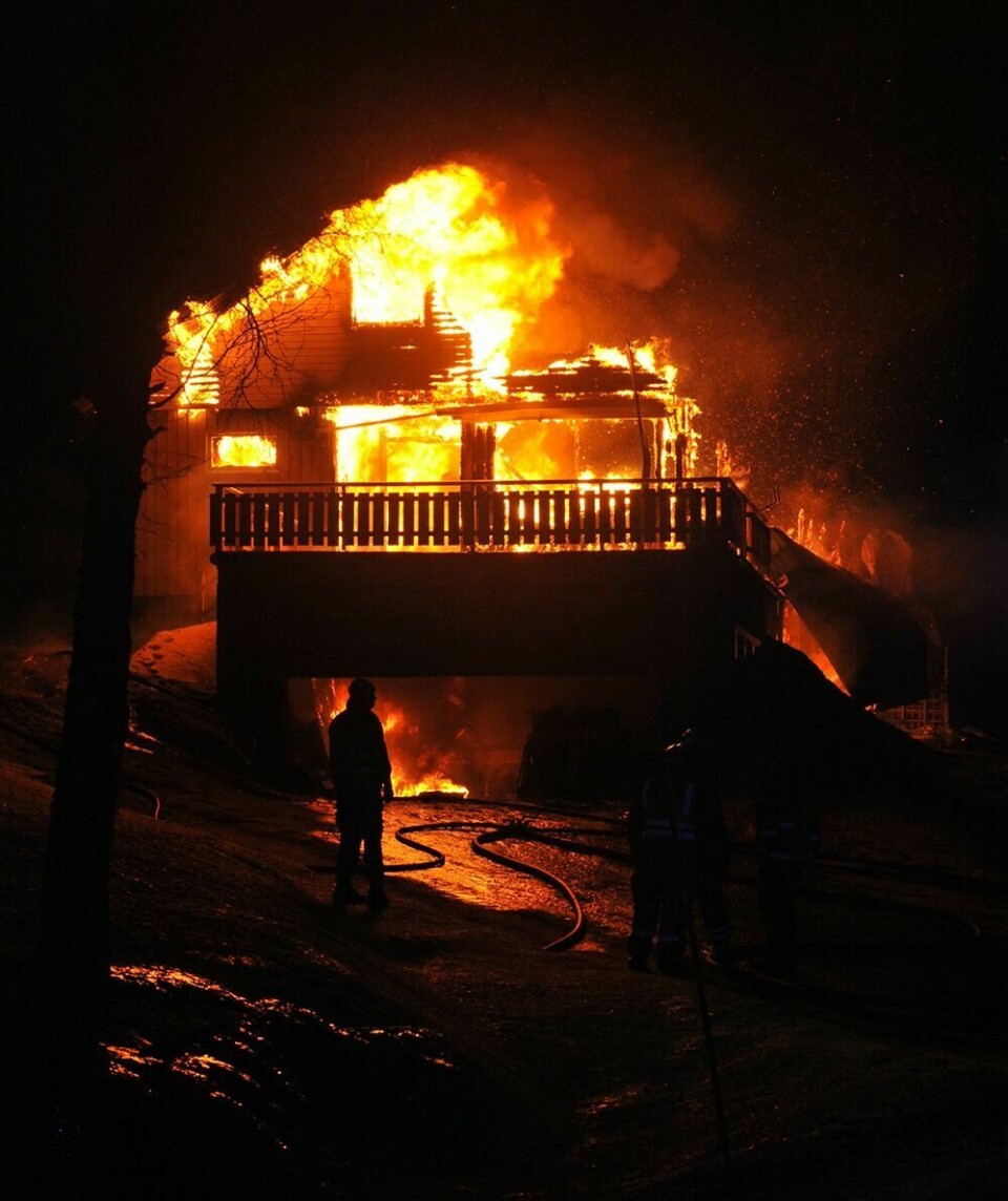 OVERTENT: Det var full fyr i huset ved Aursfjorden da Nye Troms var på brannstedet ved 17.30-tida mandag.