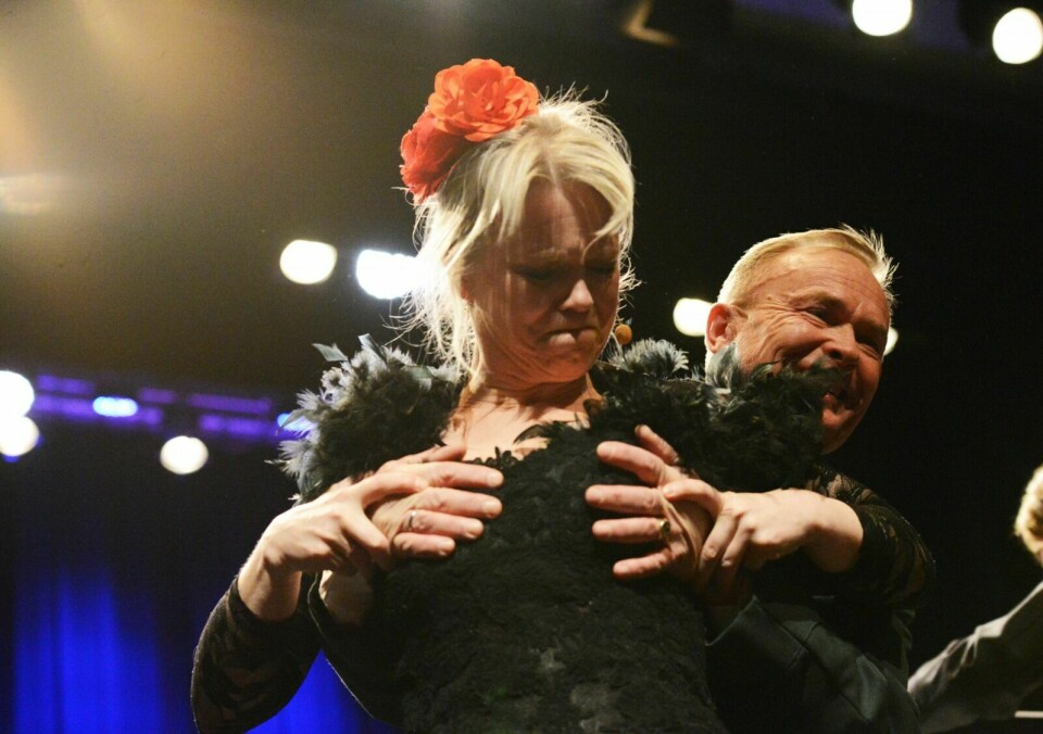 VISTE HÆRSJEFEN GREPENE: Eir Inderhaug og Odin Johannessen på scenen i Istindportalen fredag kveld. Foto: Knut Solnes