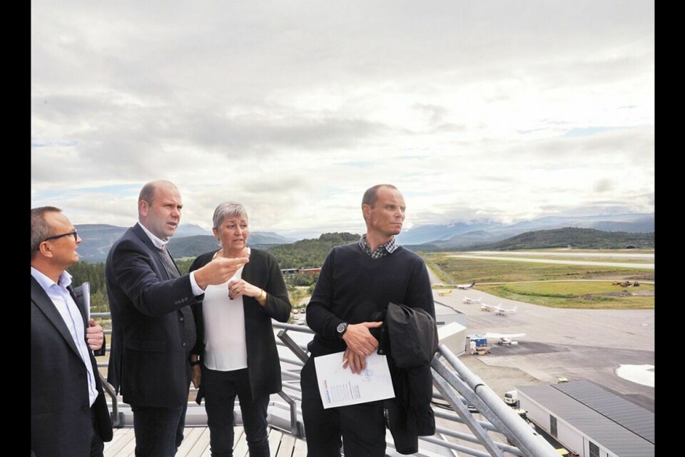UTVIKLINGSPROSJEKT: Målselvordfører Nils Foshaug (i midten) mener luftfartsmiljøet på Bardufoss har uante muligheter, og gleder seg til at flyplassprosjektet snart når neste fase. Bilde ble tatt i 2016 i forbindelse med at LO la fram sitt høringsinnspill til Forsvarets langtidsplan. Foto: Kari Anne Skoglund (Arkivfoto)