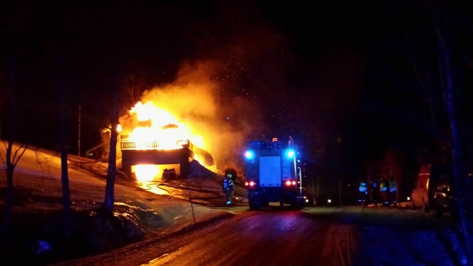 BRANT TIL GRUNNEN: Brannvesenet foretok en kontrollert nedbrenning av bolighuset på Keianes. Foto: Gjermund Nilssen