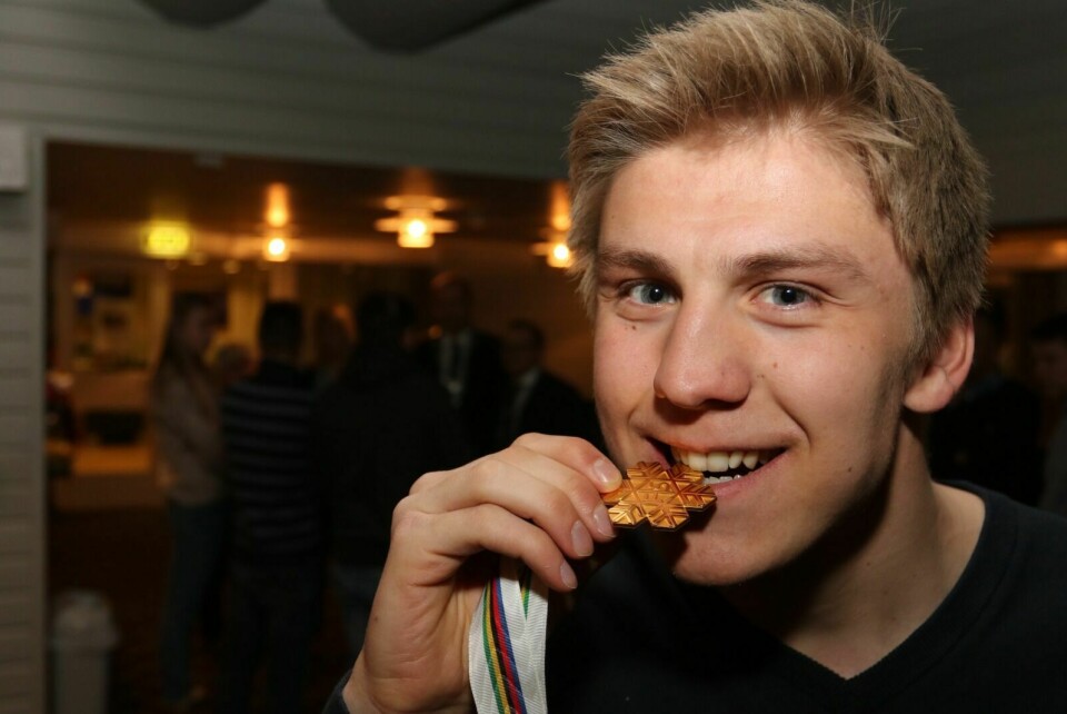 SMAKTE GODT: Erik Valnes med VM-gullet fra U23-VM i Sveits. Foto: Ivar Løvland