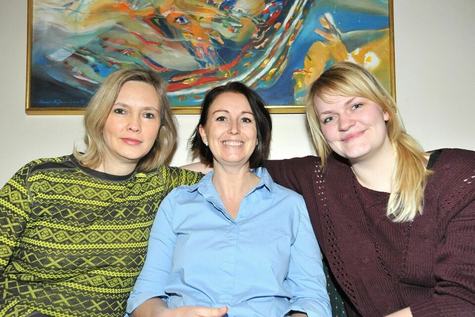 STOR GIVERGLEDE: Janne-Guri Edvardsen (f.v.), Tina Legård og Ingunn Vevang har allerede fått leker, babyutstyr, klær og sko av gode hjelpere i Midt-Troms. Nå håper de at familier som har behov for hjelp, tar kontakt.
