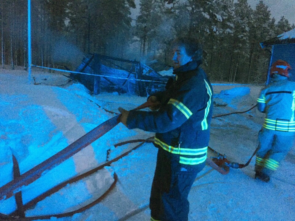 EVAKUERTE: Brannmannskapene kunne ikke redde garasjen. Bolighuset like ved måtte evakueres. Foto: Gjermund Nilsen