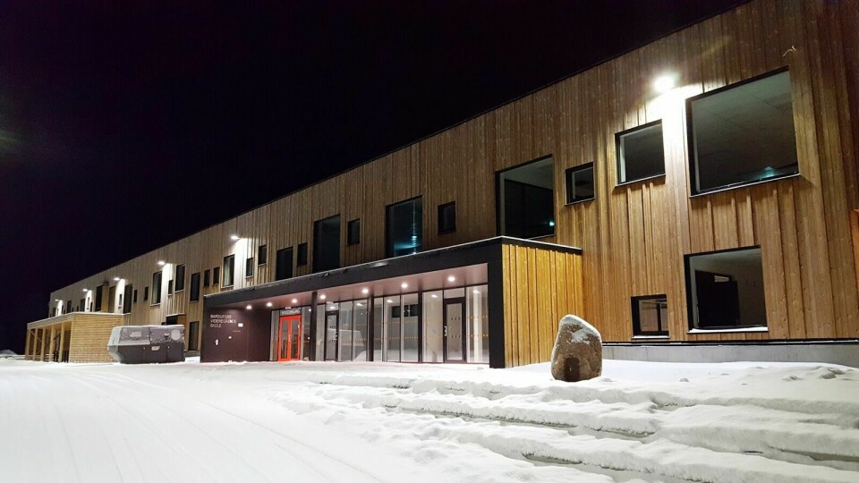 VENTER FORTSATT: Nyskolen på Rustahøgda venter fortsatt på å bli tatt i bruk. Troms fylkeskommune overtar ikke bygget før alt det formelle er på plass. Foto: Morten Kasbergsen