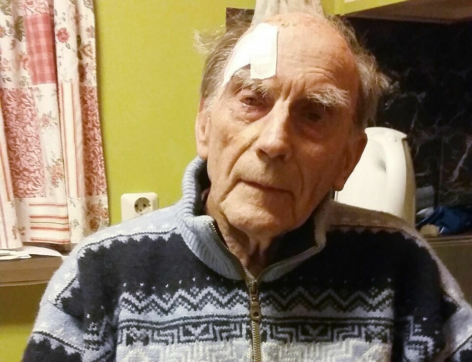 MISTET TRYGGHETEN: 90 år gamle Roald Ferdinand Pettersen mistet tidligere denne uka den analoge telefonlinja, og med det sluttet trygghets-alarmen hans å fungere. Foto: Gerd Kjeholt