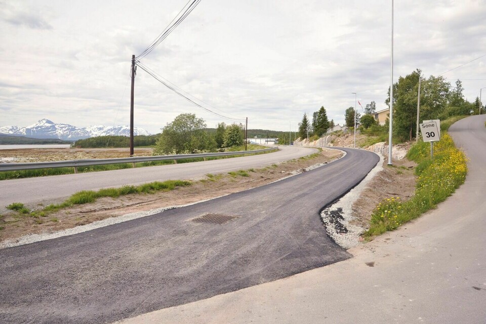 KOMMUNENS ANSVAR: Gang- og sykkelveien på Mestervik sto ferdig i juli i år. Planen er at fylkeskommunen skal overta ansvaret for veien, men inntil da er det kommunens som må betale for vedlikeholdsarbeidet. (Arkivfoto: Kari Anne Skoglund)