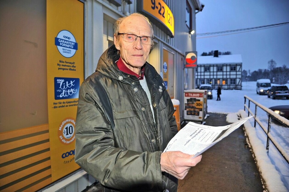 ØNSKER NY BUTIKK: Lokalhistoriker Vidkunn Haugli handler ofte på den 60 år gamle Coop-butikken på Olsborg. Han håper det nå blir fortgang i arbeidet med å bygge en ny Extra-butikk. Foto: MORTEN KASBERGSEN