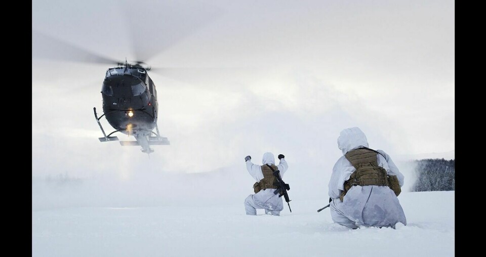 MÅ AVVENTE: Det er ennå ikke avgjort hvor mange helikoptre av typen Bell 412 som skal støtte Hæren fra Bardufoss. Svaret kommer i revidert nasjonalbudsjett våren 2018. Bildet viser soldater fra Etterretningsbataljonen som tar ned et Bell-helikopter under en øvelse i Indre Troms. Foto: TORGEIR HAUGAARD, FORSVARET